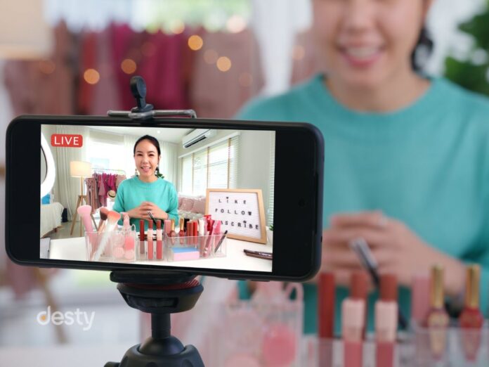 buzzer malakukan livestreaming kosmetik - media.desty.app (2)